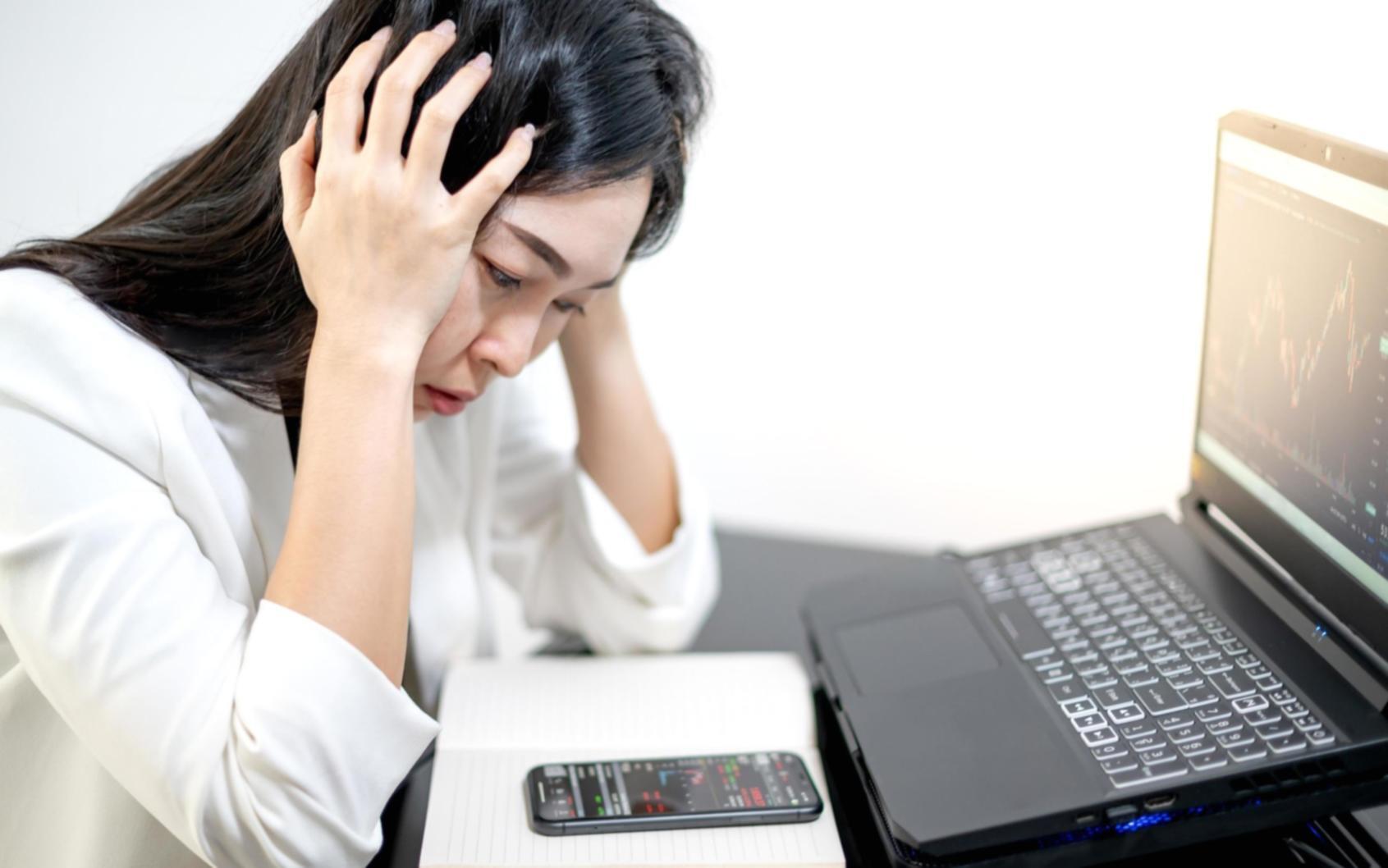 Instructor demonstrating mobile SEO analysis techniques on multiple devices during workshop